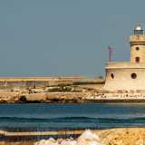 Da 134 anni vede ogni giorno arrivare e partire centinaia di imbarcazioni che, una volta giunte in citt�, non mancano mai di porgergli un saluto suonando la propria sirena. Parliamo del Faro Borbonico, grazioso edificio in pietra che svetta all�estremo limite dell�omonimo molo, nella parte pi� antica del Porto di Bari